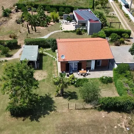 House With Garden In - 100 M², Shared Pool Σπίτι διακοπών
