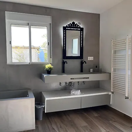 Σπίτι διακοπών House With Garden In - 100 M², Shared Pool